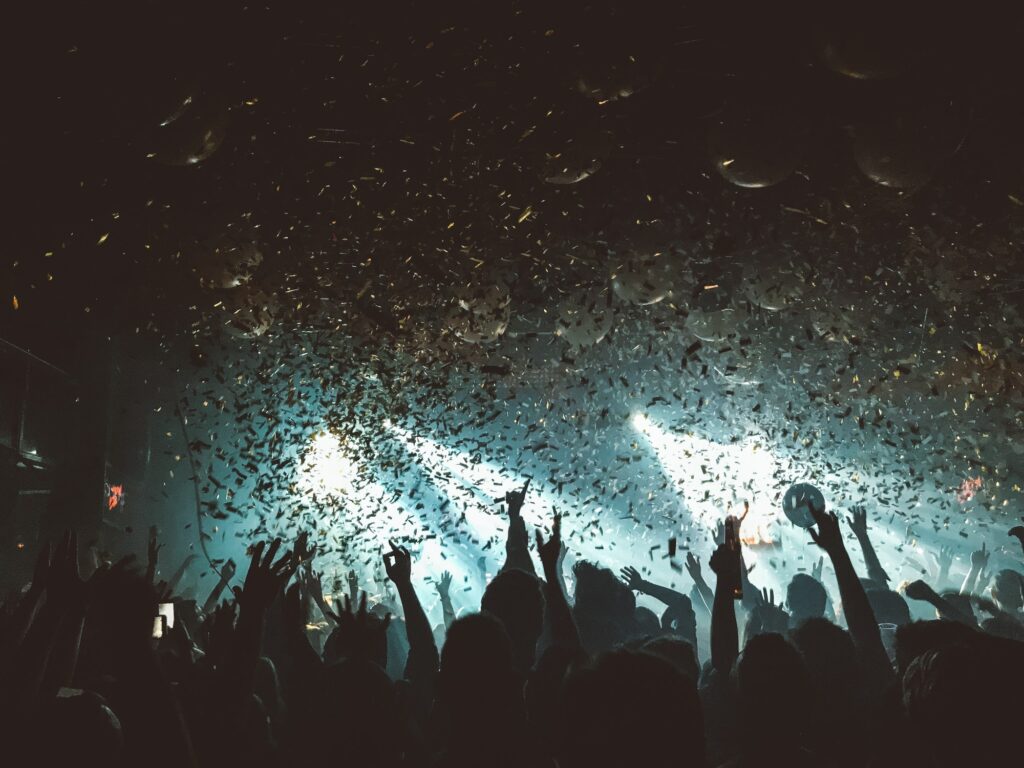 Soirée en extérieur avec DJ, éclairage et invités