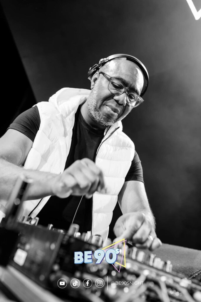 Soirée années 80 90 2000 avec DJ et ambiance rétro